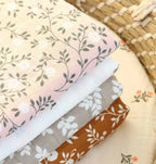 Lange XL en coton bio - Fleurs Rose – vue 6 – A Little Lovely Company