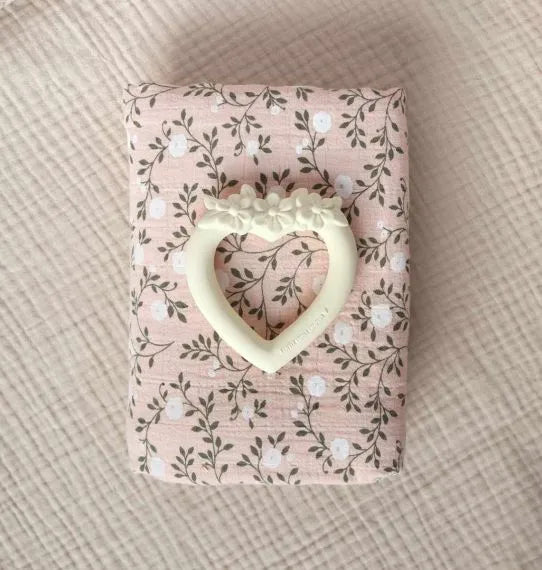 Lange XL en coton bio - Fleurs Rose – vue 3 – A Little Lovely Company