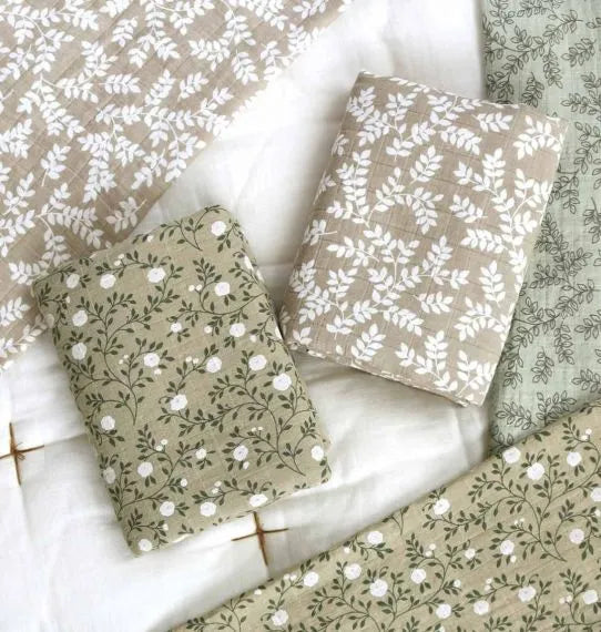 Lange XL en coton bio - Feuilles Taupe – vue 6 – A Little Lovely Company