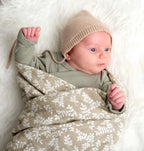 Lange XL en coton bio - Feuilles Taupe – vue 3 – A Little Lovely Company
