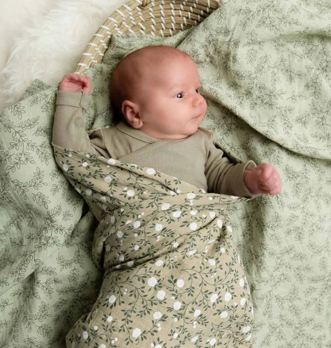 Lange XL en coton bio - Feuilles Sauge – vue 9 – A Little Lovely Company