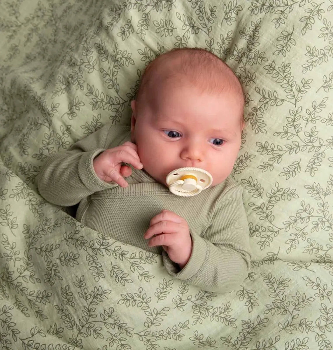 Lange XL en coton bio - Feuilles Sauge – vue 3 – A Little Lovely Company